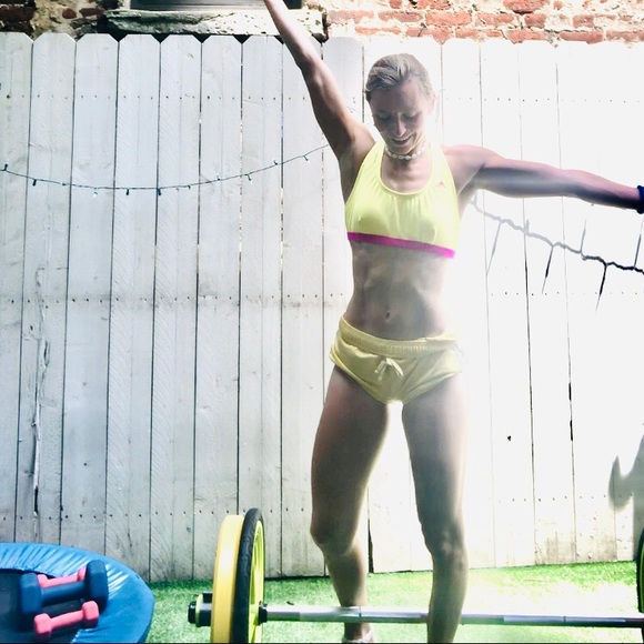 Meet your Posher, Hillary - Picture 3 of 3